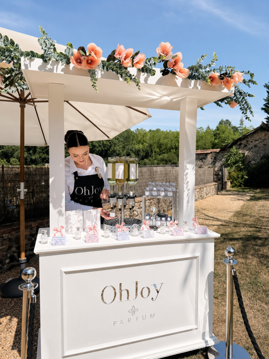 Une prestataire à son stand, pendant un mariage.